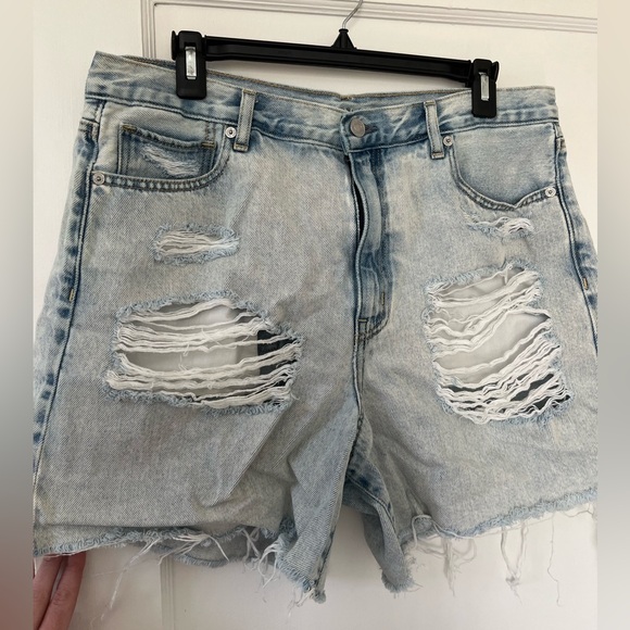 American Eagle Hi Rise Mom Short ⭐️ (2/$40) - Picture 2 of 5